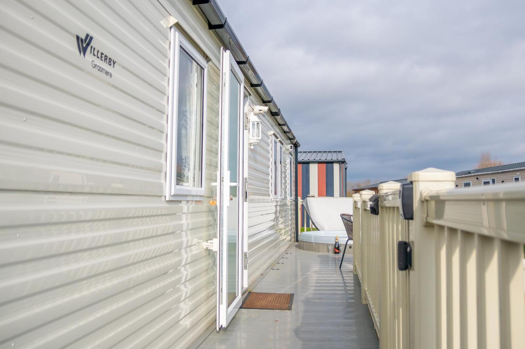64 Lancaster The Lazy Willow 3 Bedroom Hot Tub Caravan Tattershall Lakes Eksteriør billede