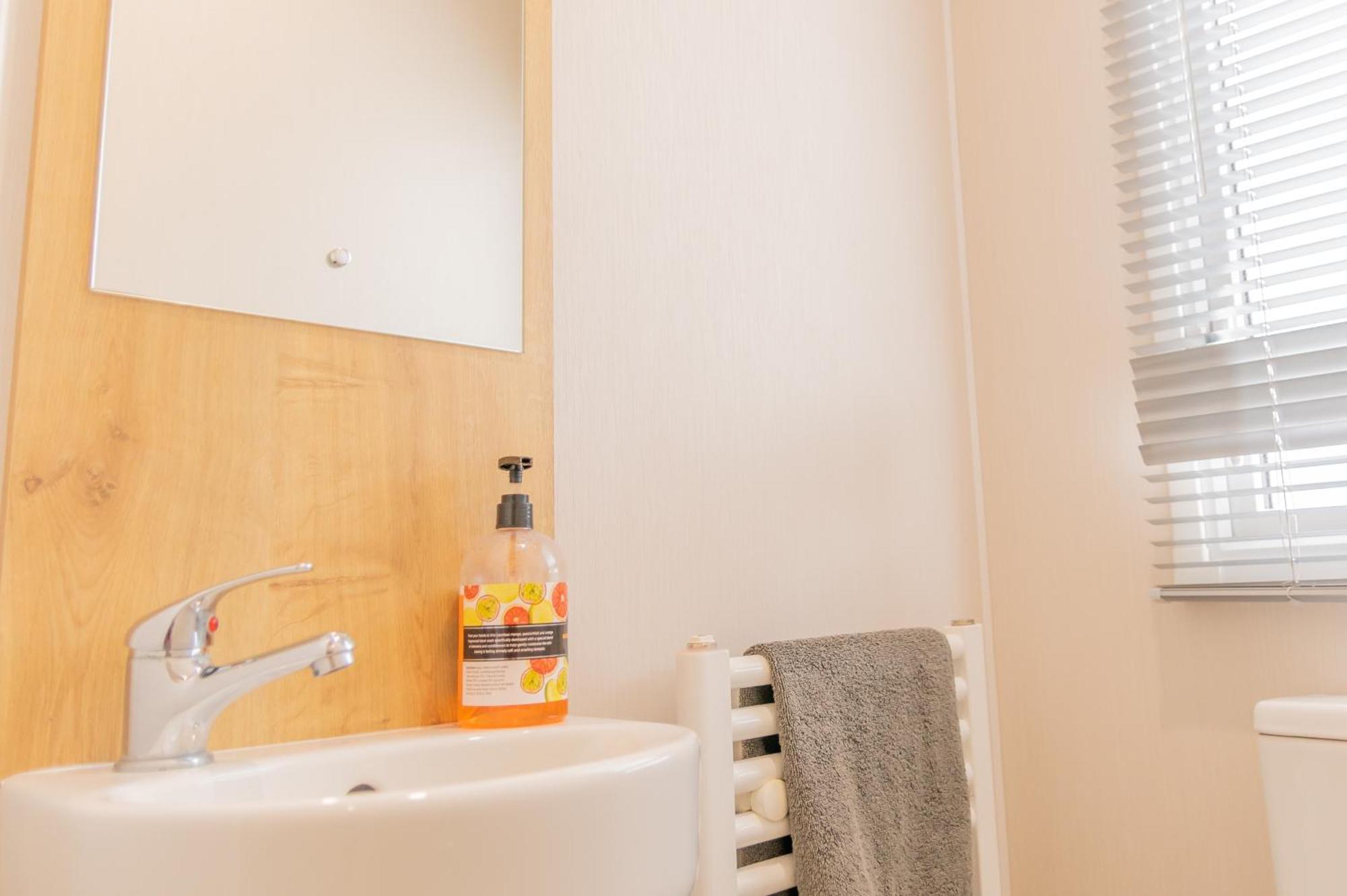 64 Lancaster The Lazy Willow 3 Bedroom Hot Tub Caravan Tattershall Lakes Eksteriør billede