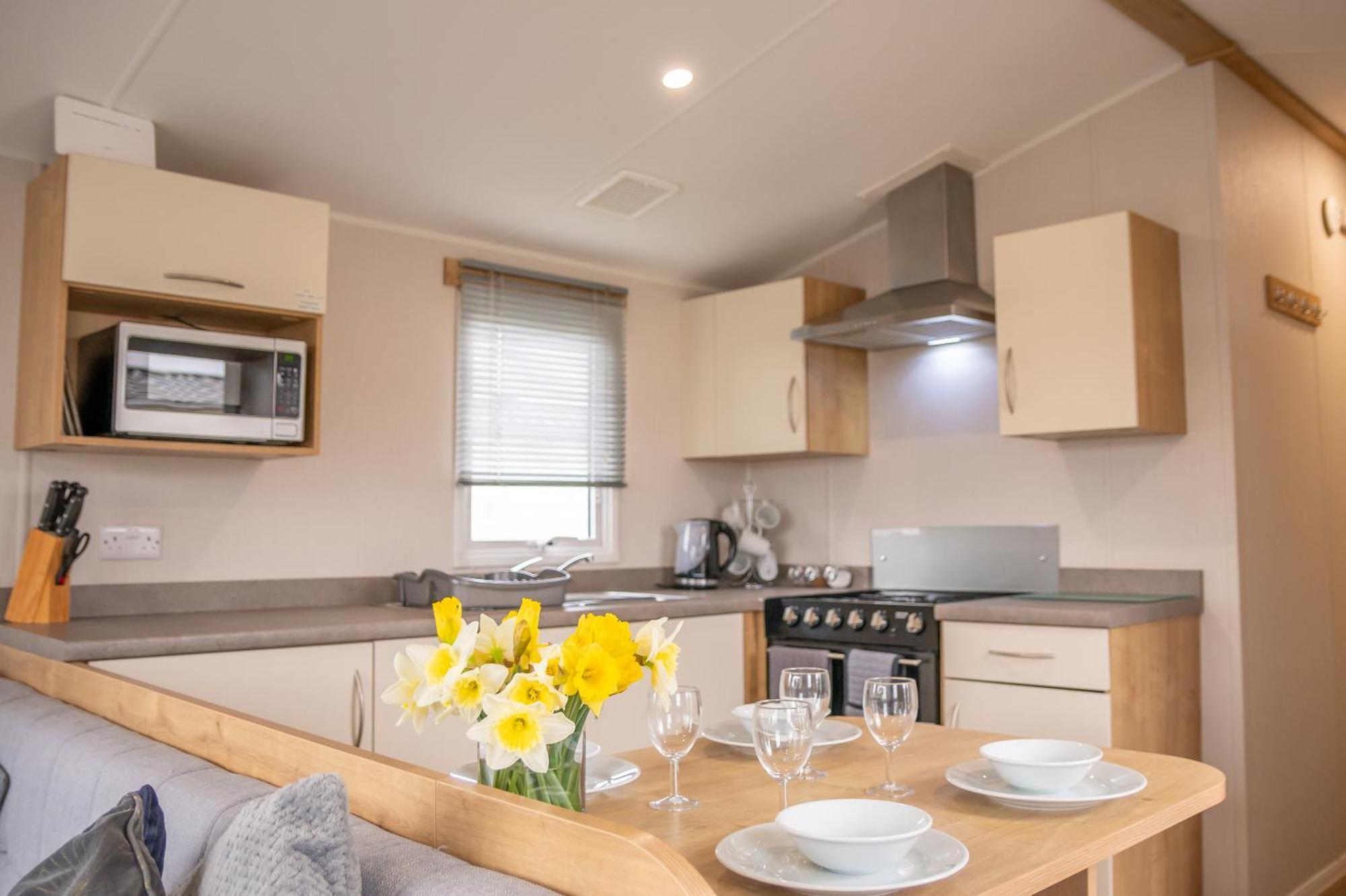 64 Lancaster The Lazy Willow 3 Bedroom Hot Tub Caravan Tattershall Lakes Eksteriør billede