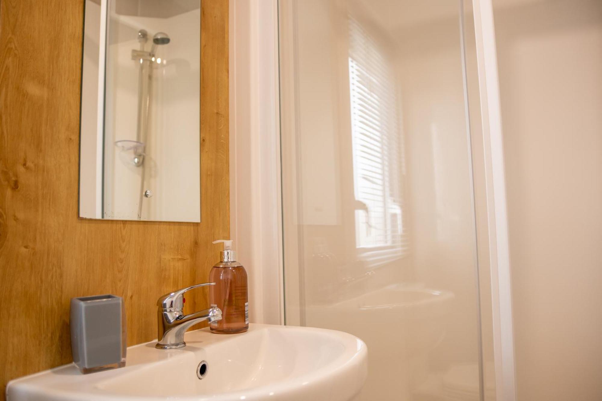 64 Lancaster The Lazy Willow 3 Bedroom Hot Tub Caravan Tattershall Lakes Eksteriør billede