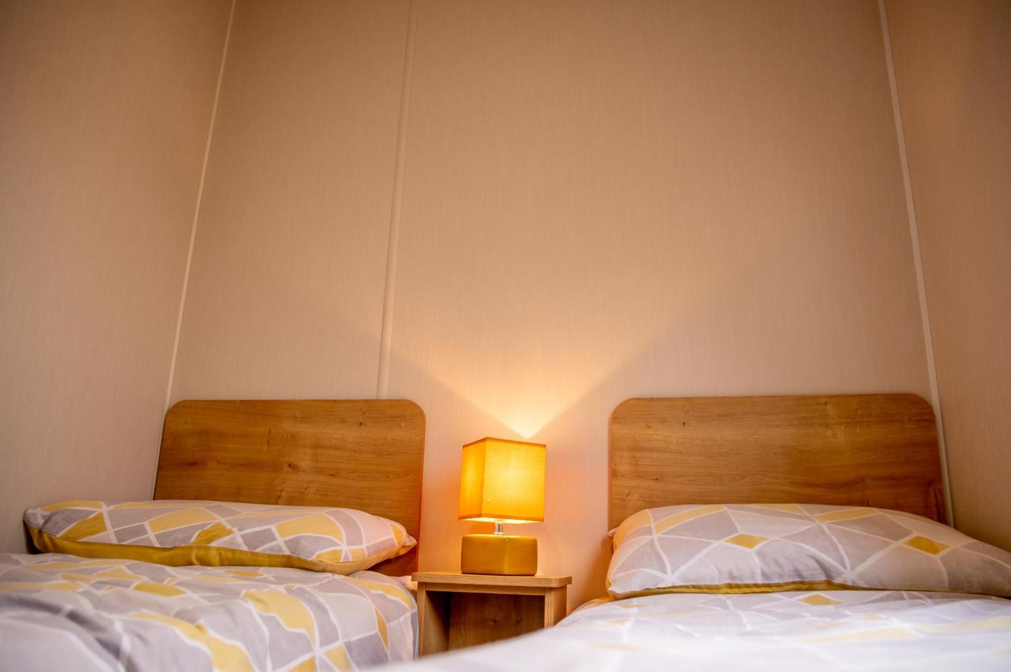 64 Lancaster The Lazy Willow 3 Bedroom Hot Tub Caravan Tattershall Lakes Eksteriør billede
