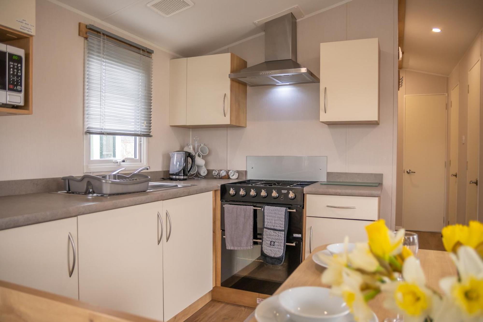 64 Lancaster The Lazy Willow 3 Bedroom Hot Tub Caravan Tattershall Lakes Eksteriør billede
