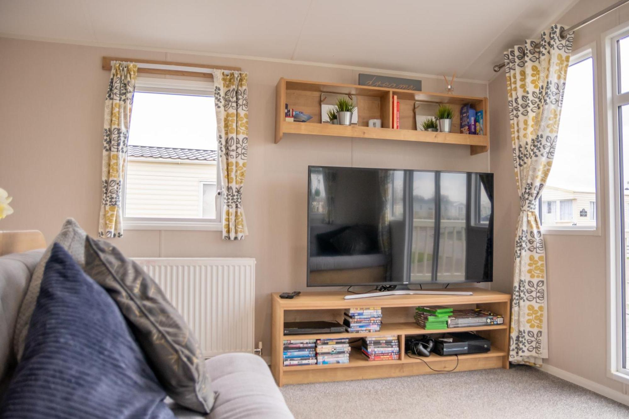 64 Lancaster The Lazy Willow 3 Bedroom Hot Tub Caravan Tattershall Lakes Eksteriør billede