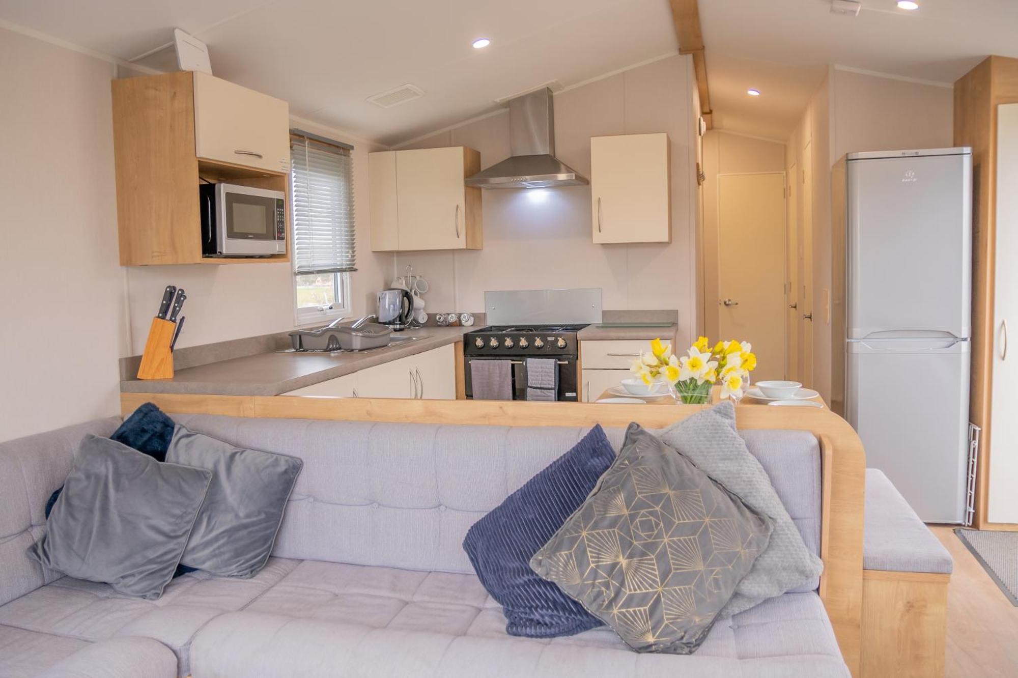 64 Lancaster The Lazy Willow 3 Bedroom Hot Tub Caravan Tattershall Lakes Eksteriør billede