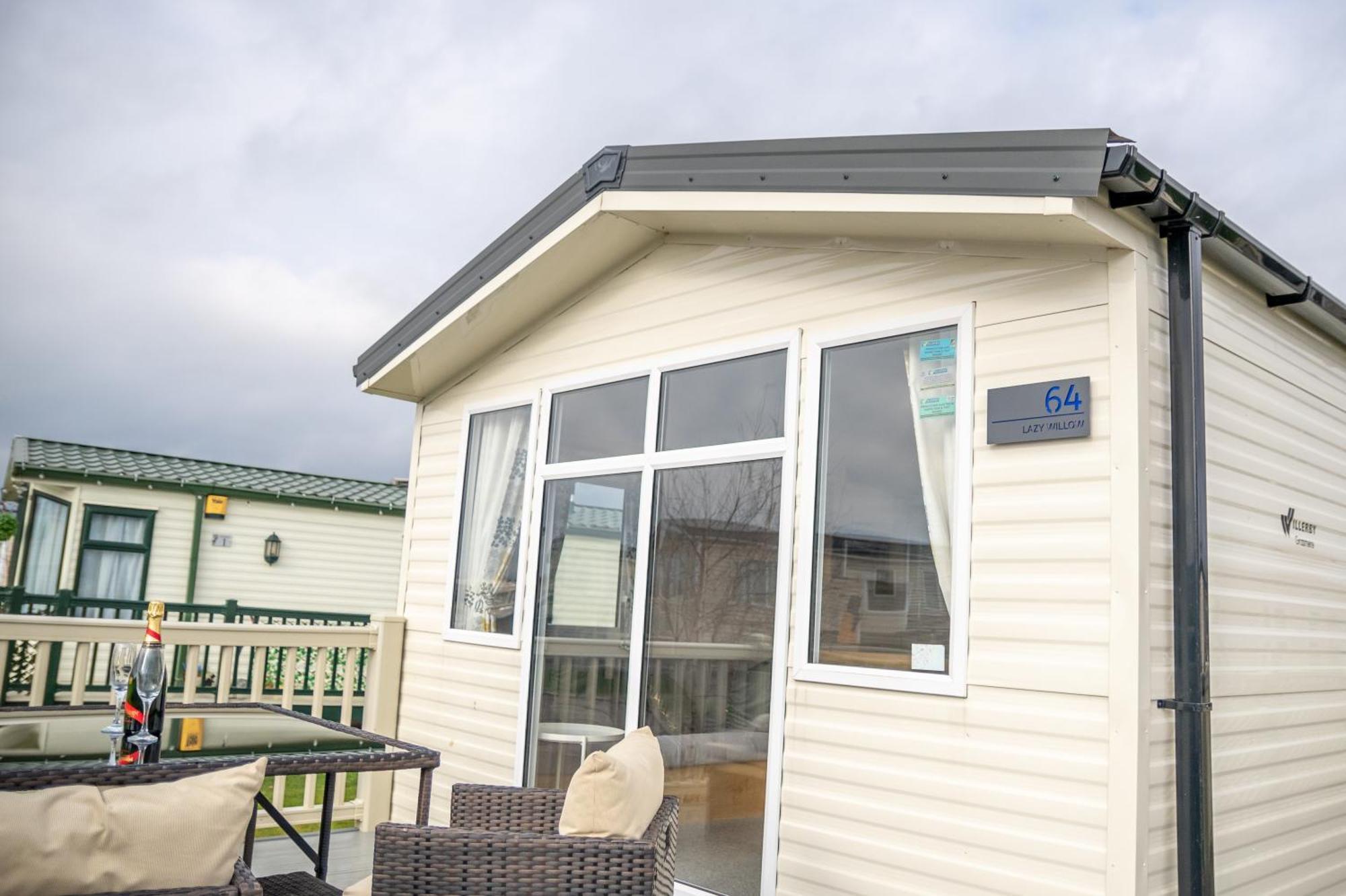 64 Lancaster The Lazy Willow 3 Bedroom Hot Tub Caravan Tattershall Lakes Eksteriør billede