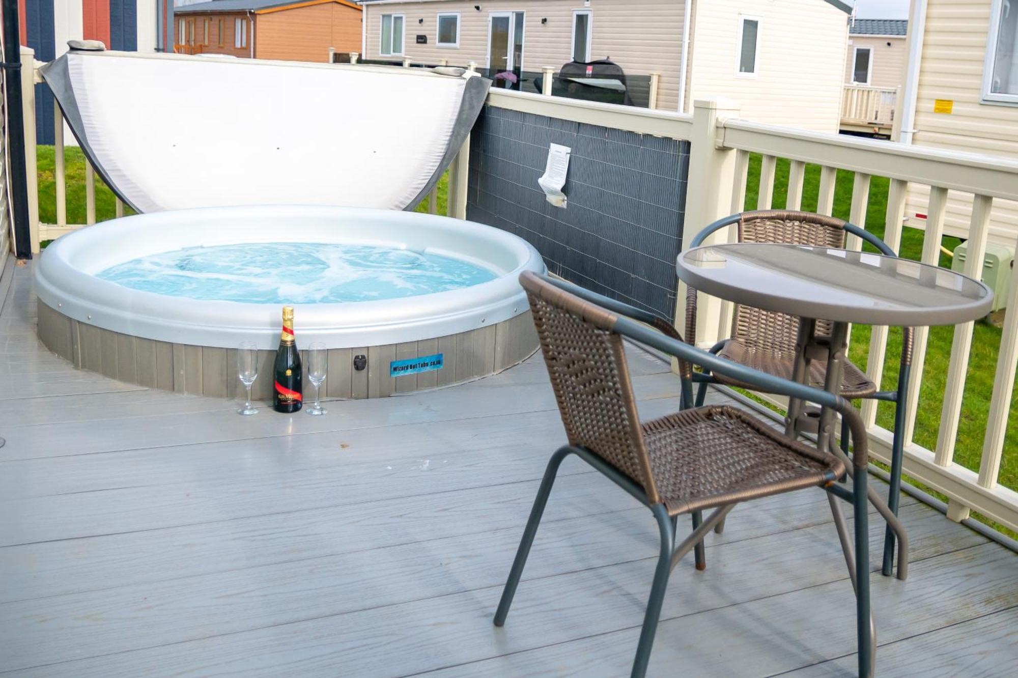 64 Lancaster The Lazy Willow 3 Bedroom Hot Tub Caravan Tattershall Lakes Eksteriør billede