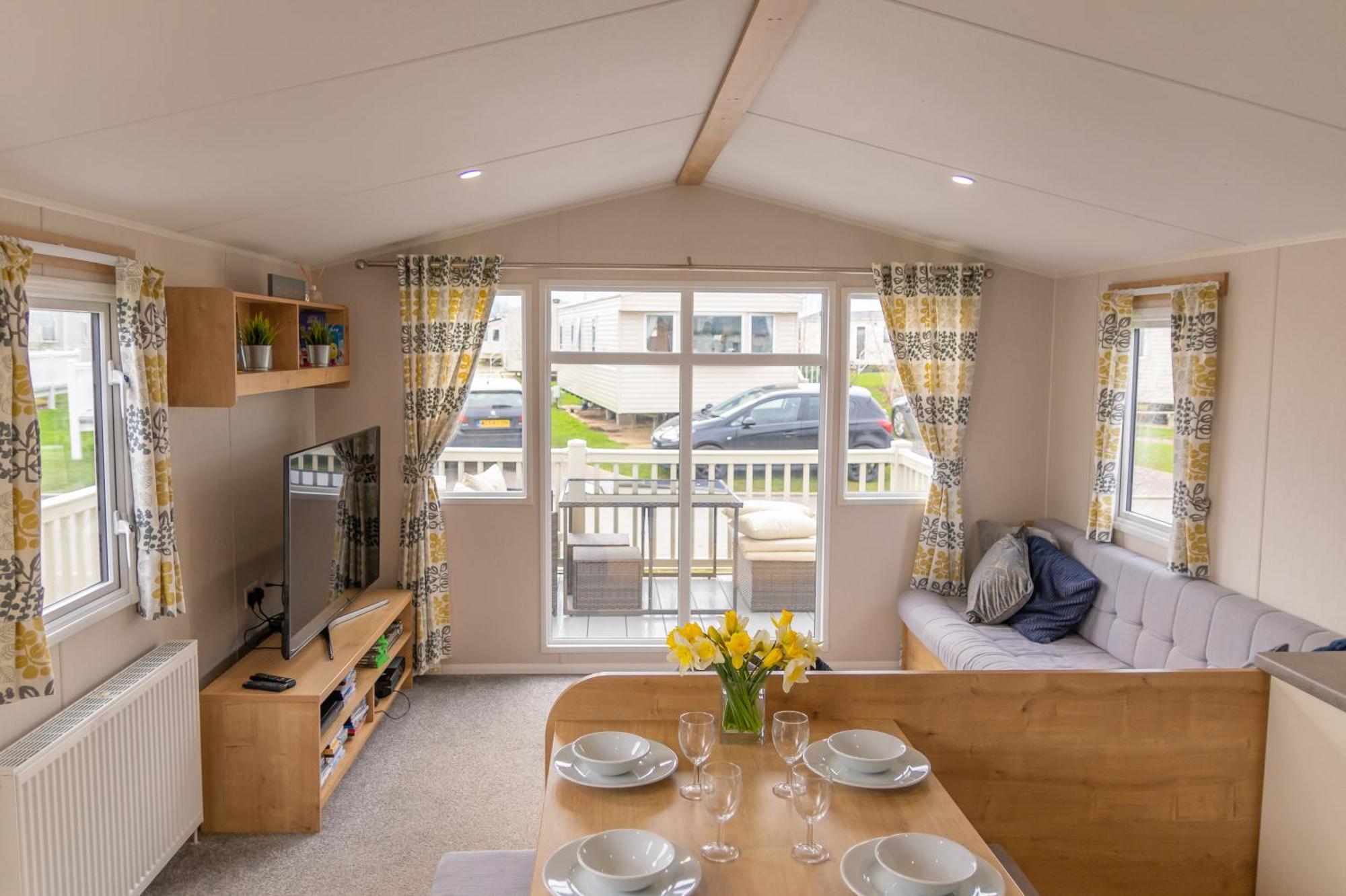64 Lancaster The Lazy Willow 3 Bedroom Hot Tub Caravan Tattershall Lakes Eksteriør billede