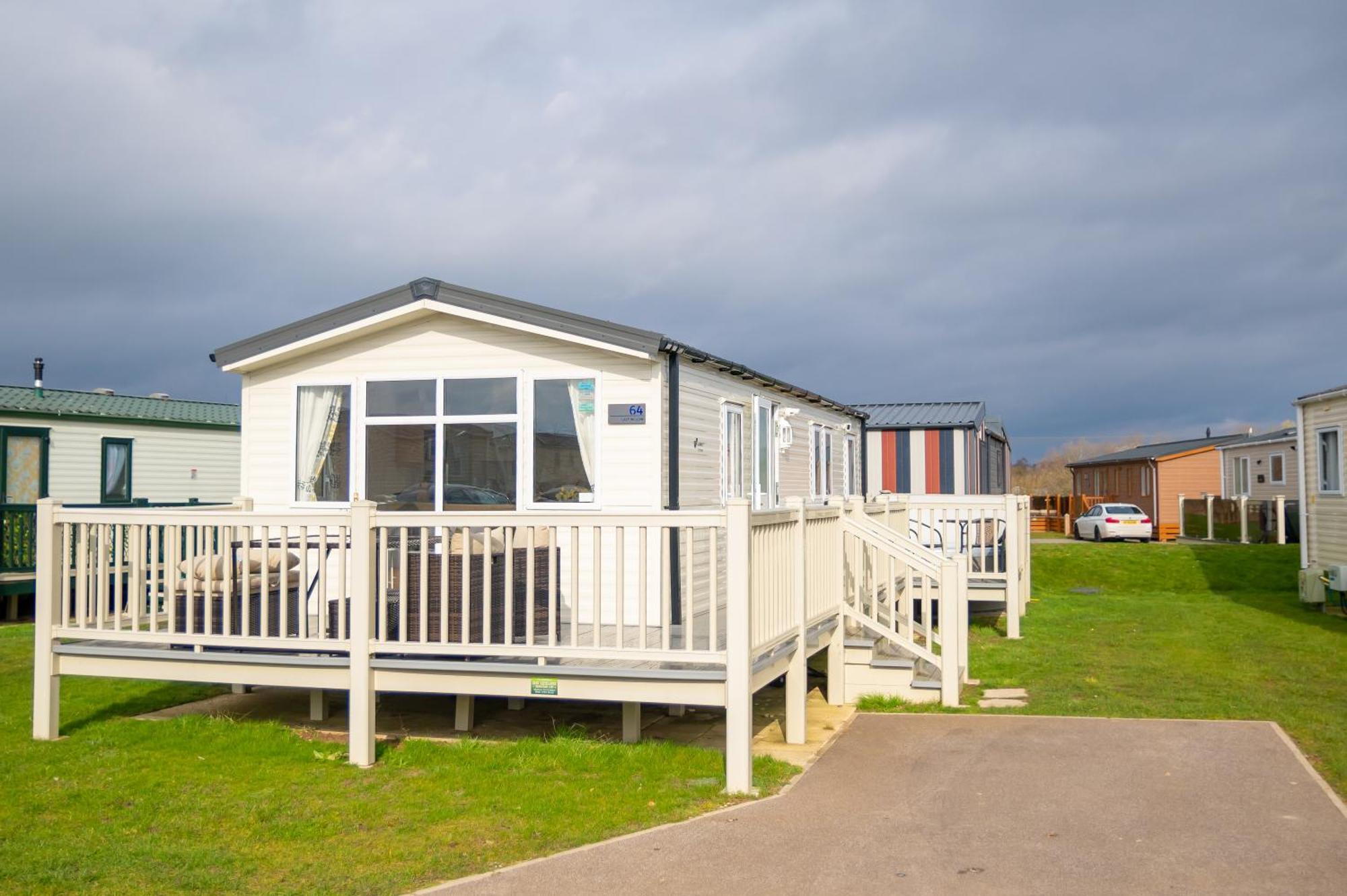 64 Lancaster The Lazy Willow 3 Bedroom Hot Tub Caravan Tattershall Lakes Eksteriør billede