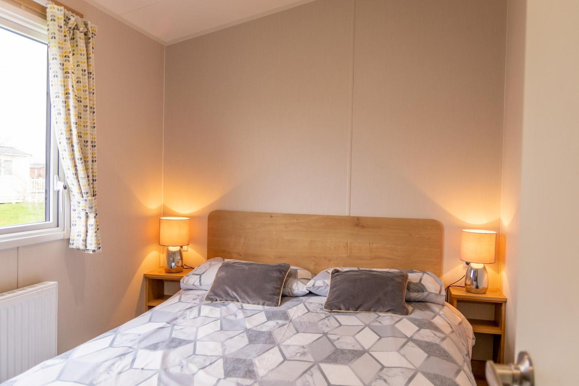 64 Lancaster The Lazy Willow 3 Bedroom Hot Tub Caravan Tattershall Lakes Eksteriør billede
